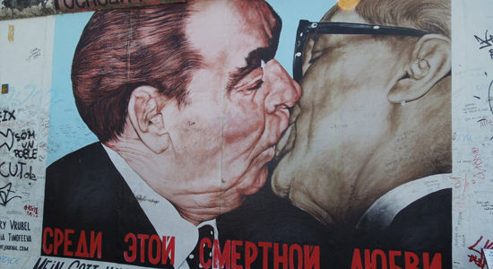 慶祝柏林圍牆通行的著名塗鴉「兄弟之愛」
